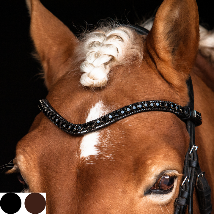 Unser Stirnriemen mit schwarzen, glänzenden Glassteinen der Marke Preciosa schückt einen fuchsfarbenen Pferdekopf.