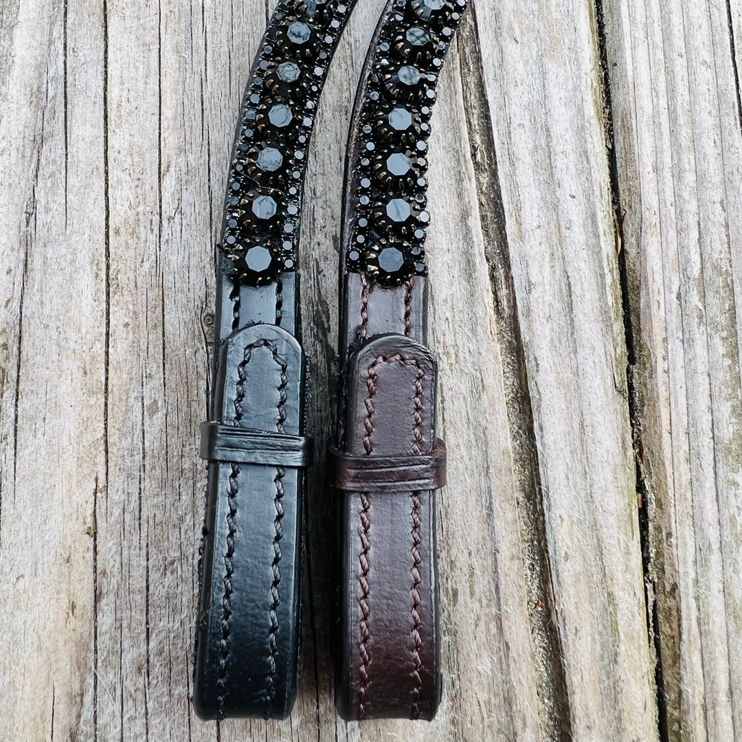 Zwei Stirnriemen mit schwarzen, geschliffenen Glassteinen der Marke Preciosa. Variation in der Lederfarbe schwarz und braun, jeweils mit dem Quick-Change-Verschluss.