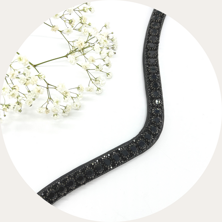 Ein Stirnriemen mit drei Reihen schwarzer Eleganz mit den funkelnden Glassteinen von Preciosa. Eingearbeitet in hochwertiges, pflanzlich gegerbtes Leder  ohne Chemikalien. 