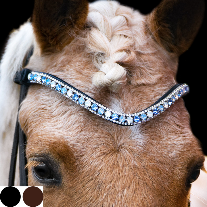Ein fuchsfarbener Pferdekopf, geschmückt durch einen glanzvollen Stirnriemen mit Glassteinen der Marke Preciosa in hellen Blautönen und weißem Opal auf schwarzem Qualitätsleder, pflanzlich gegerbt, ohne Chemikalien. Quick-Chance-Verschluss zum einfachen Wechseln. Farbtafel in schwarz und braun.